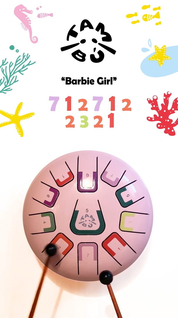 Infographic van de tambu tongtrommel met speelinstructies voor 'Barbie Girl' en koraalrif-illustraties.