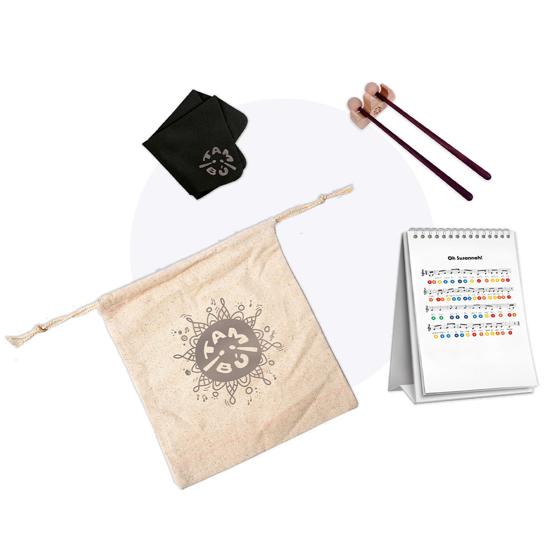 Accessoires voor de tambu tongtrommel, inclusief draagtas, stokjes, muziekboekje en doekje.