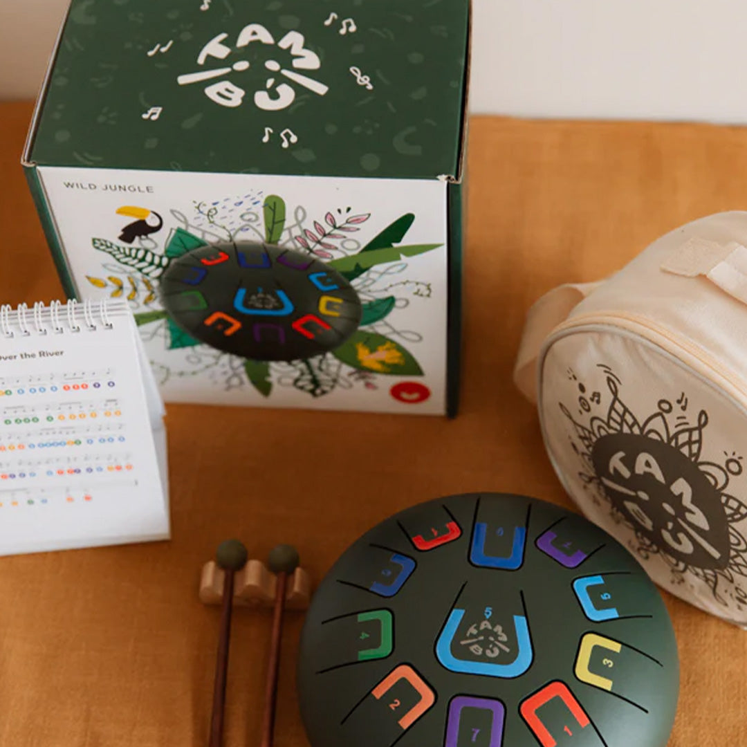 Een complete set van de tambu tongtrommel met 'Wild Jungle' verpakking, draagtas, stokken en muziekboek.