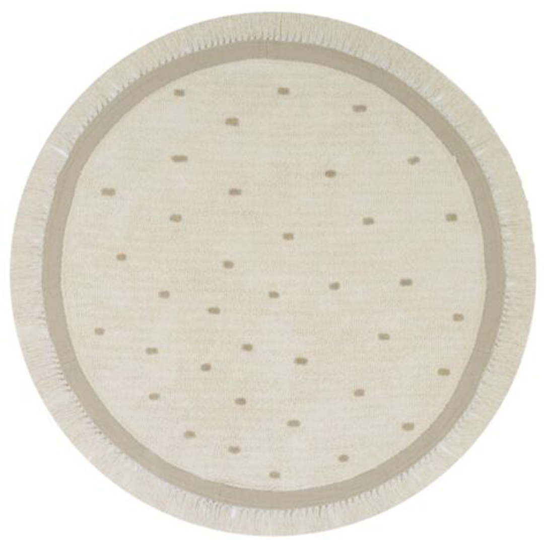 Rond tapis petit vloerkleed Puck met beige basis, bruine stippen en franjes.