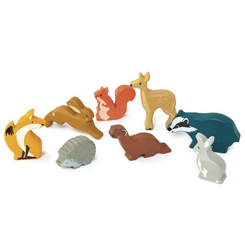 Een groep van acht houten bosdierenfiguurtjes.
