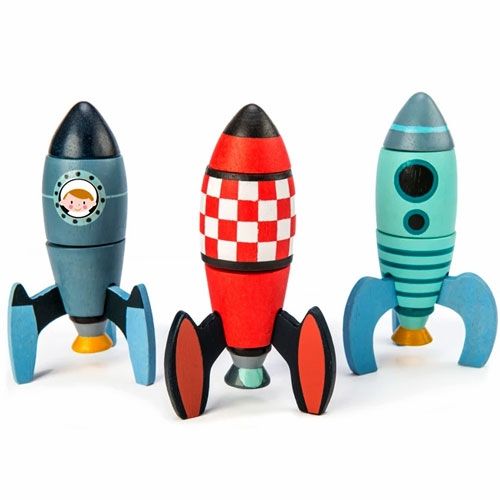 Drie complete Tender Leaf Toys houten bouwraketten in blauw, rood en turquoise, klaar om te lanceren.