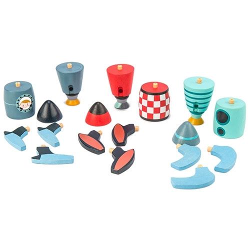 Alle losse onderdelen van de Tender Leaf Toys houten raket bouwset, gesorteerd op kleur en vorm.