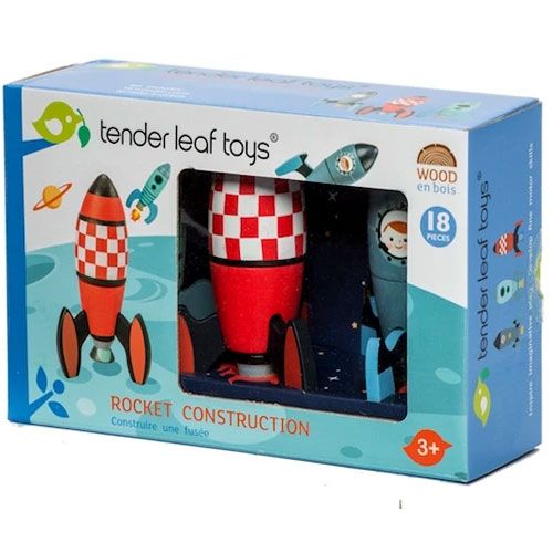 De verpakking van de Tender Leaf Toys houten raket bouwset, met een afbeelding van een rode raket en de merknaam.