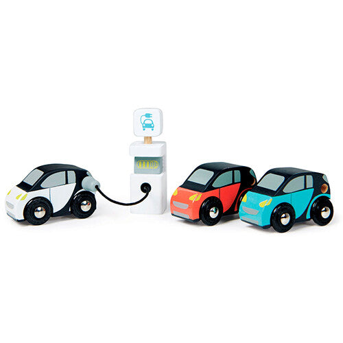Tender Leaf Toys houten speelgoedset met drie elektrische auto's en een laadpaal, waarbij de witte auto oplaadt.