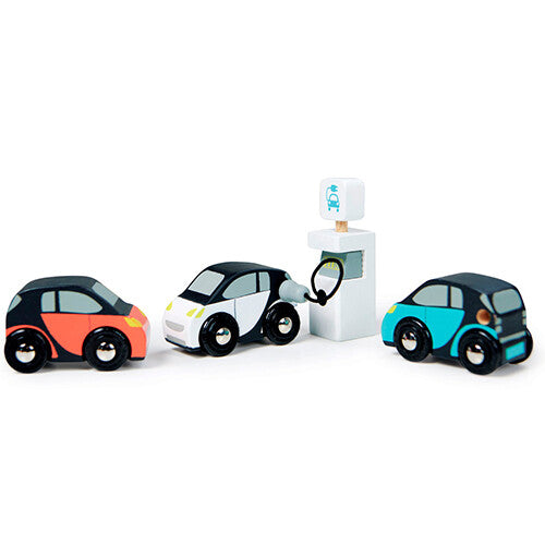 Tender Leaf Toys houten speelgoedset met drie elektrische auto's en een laadpaal, waarbij de witte auto is aangesloten.