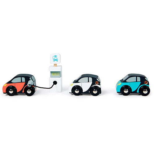 Tender Leaf Toys houten speelgoedset met drie elektrische auto's en een laadpaal, waarbij de oranje auto oplaadt.