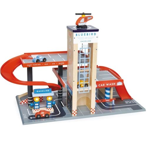 Tender Leaf Toys houten garage en servicestation met rode opritten, een toren met helikopter en diverse auto's.