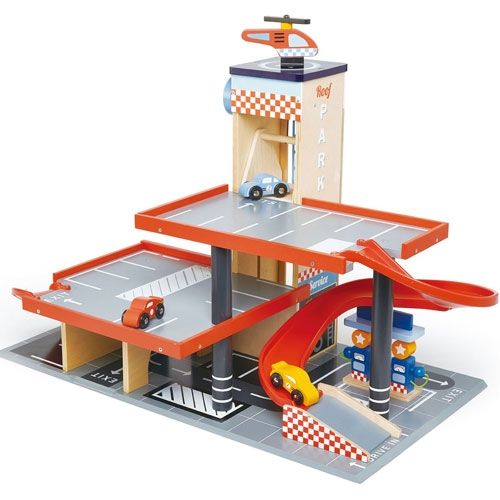Tender Leaf Toys houten garage en servicestation met meerdere verdiepingen, rode opritten en een toren met 'ROOF PARK' erop.