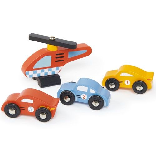 Een collectie van de Tender Leaf Toys houten speelgoedvoertuigen: een rode helikopter en drie raceauto's in rood, blauw en geel.