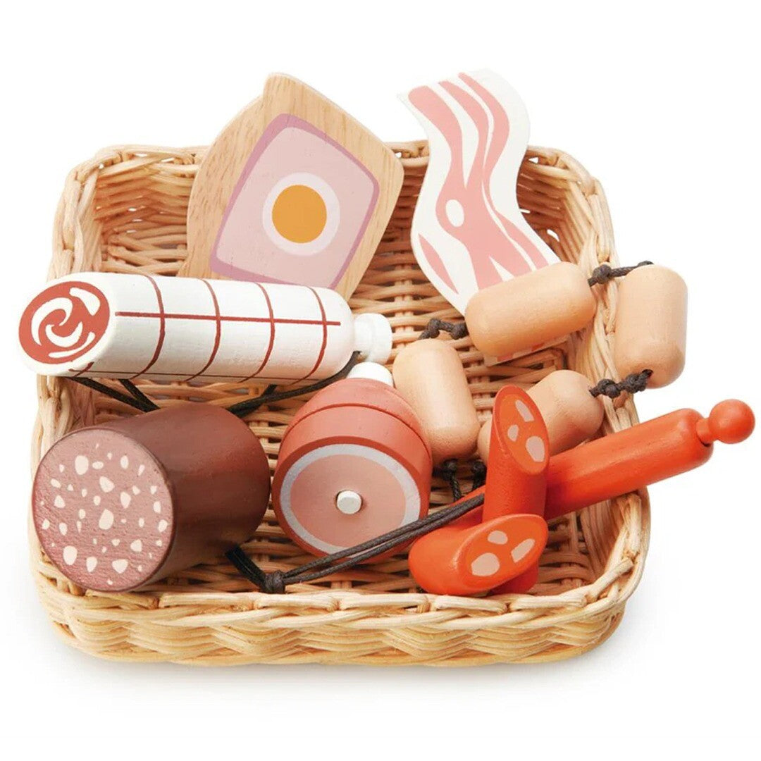 Tender Leaf Toys houten speelgoed charcuterie set in een gevlochten mand, met worst, ham, spek en een gebakken ei.
