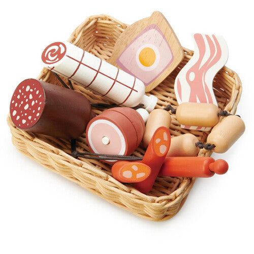 Tender Leaf Toys houten speelgoed charcuterie set in een gevlochten mand, met diverse vleeswaren en een gebakken ei.