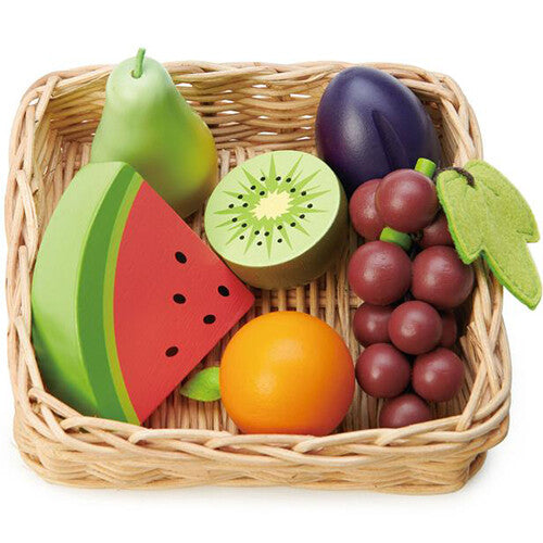 Tender Leaf Toys gevlochten mand met houten speelgoedfruit, waaronder een watermeloen, kiwi en druiven.