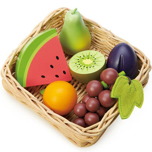 Tender Leaf Toys gevlochten mand met houten speelgoedfruit, waaronder een watermeloen, kiwi en druiven.