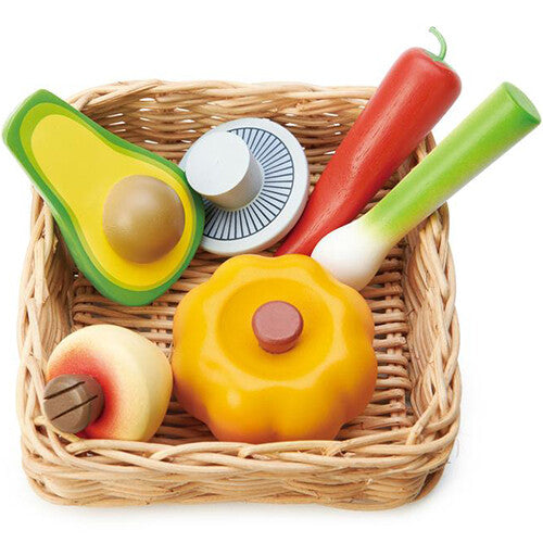 Tender Leaf Toys houten speelgoedgroenten in een gevlochten mand.