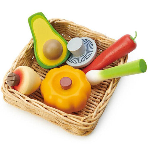 Tender Leaf Toys houten speelgoedgroenten in een gevlochten mand.