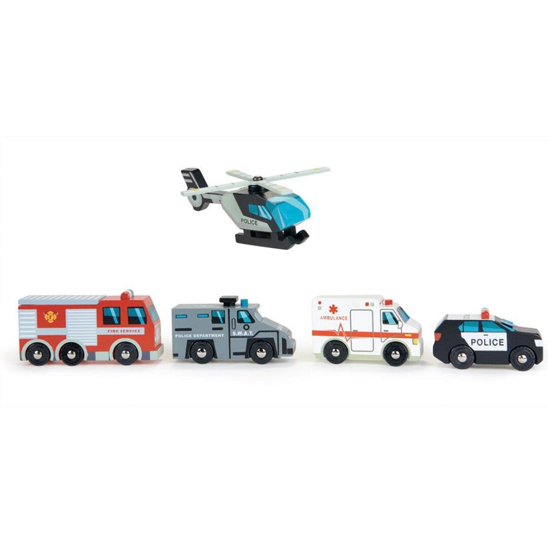 Tender Leaf Toys houten hulpverleningsvoertuigen, waaronder een brandweerwagen en ambulance, op een rij met een helikopter erboven.
