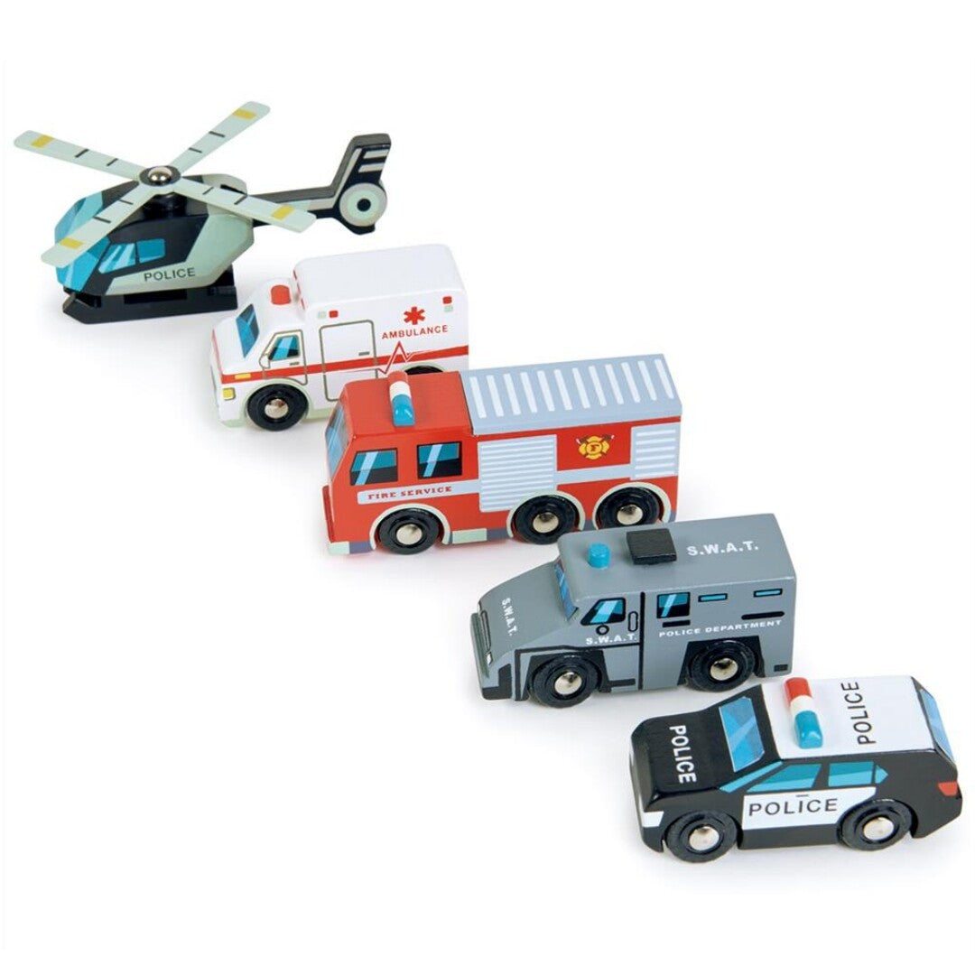 Tender Leaf Toys houten hulpverleningsvoertuigen, waaronder een politiehelikopter en ambulance, schuin gerangschikt op een witte achtergrond.