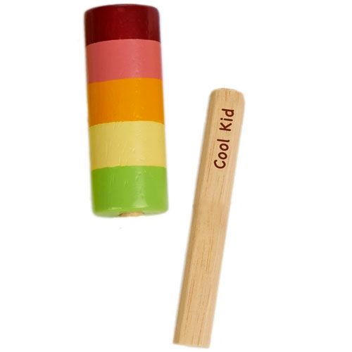 Een gestreept houten speelgoedijsje en een losse houten stok met de tekst "Cool Kid".