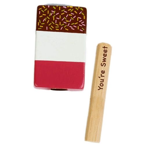 Een houten speelgoedijsje met chocolade en sprinkles en een losse houten stok met de tekst "You're Sweet".