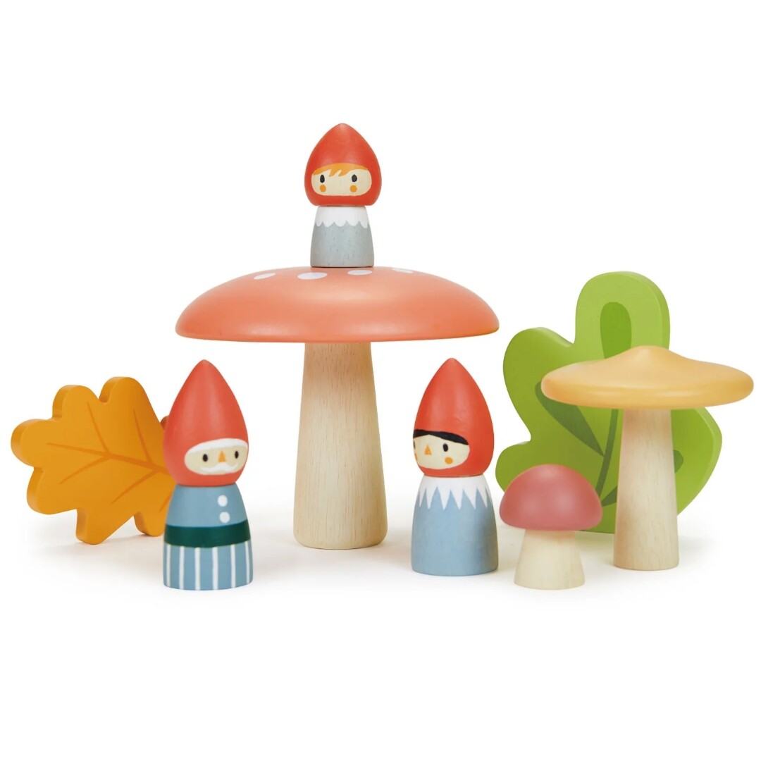 Tender Leaf Toys houten kabouterfamilie speelset met een kabouter op een grote paddenstoel.