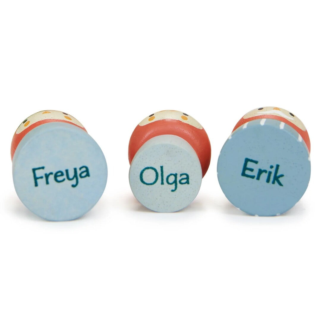 Onderkanten van drie houten kabouterfiguren met de namen Freya, Olga en Erik.