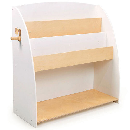 Tender Leaf Toys witte houten kinderboekenkast met natuurlijke houten planken en een bosdier detail.
