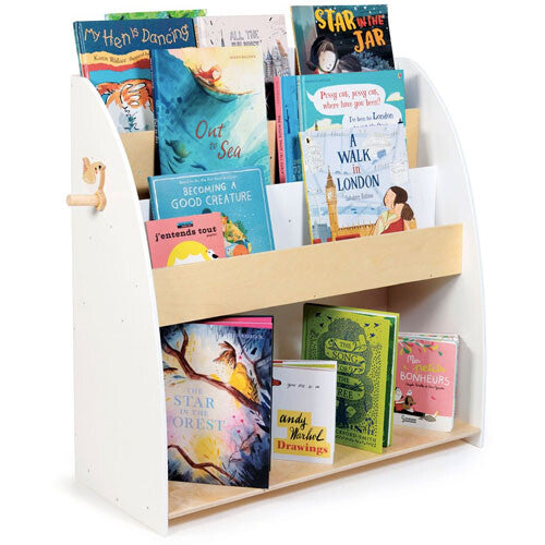 Tender Leaf Toys witte houten kinderboekenkast gevuld met diverse kinderboeken.