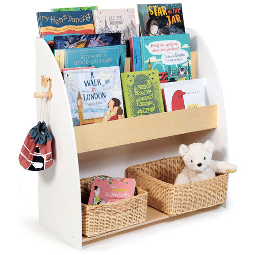 Tender Leaf Toys witte houten kinderboekenkast met boeken, rieten manden en een teddybeer.