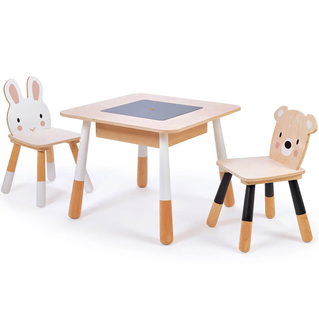 Tender Leaf Toys houten kindermeubelset met een tafel en twee stoelen met konijn- en beergezichten.