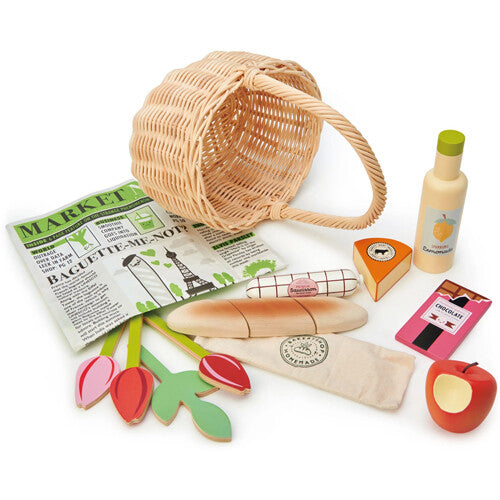 De complete Tender Leaf Toys speelgoed boodschappenmandje set met alle houten en stoffen speelgoed etenswaren en de lege rotan mand.