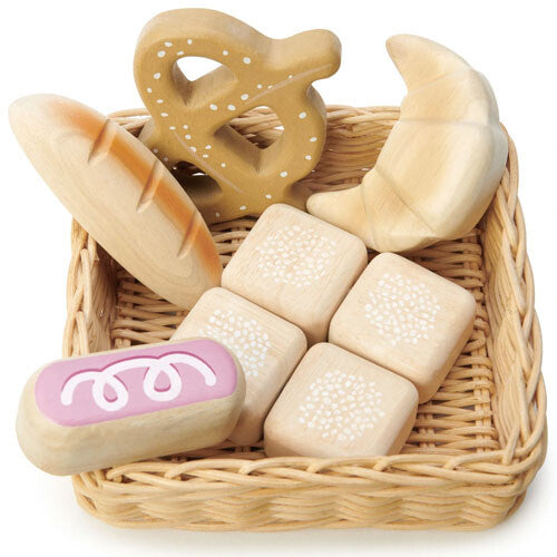 Tender Leaf Toys houten speelgoedmandje met diverse broodjes en gebak, waaronder een krakeling en een croissant.