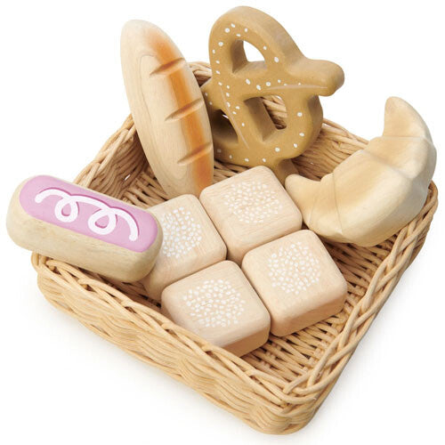 Tender Leaf Toys houten speelgoedmandje met diverse broodjes en gebak, van bovenaf gefotografeerd.