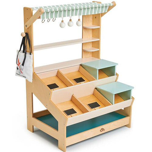 Tender Leaf Toys houten speelgoed marktkraam met gestreepte luifel en lege schappen.
