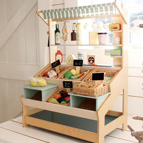 Tender Leaf Toys houten speelgoed marktkraam met diverse speelgoedproducten in manden en op schappen.