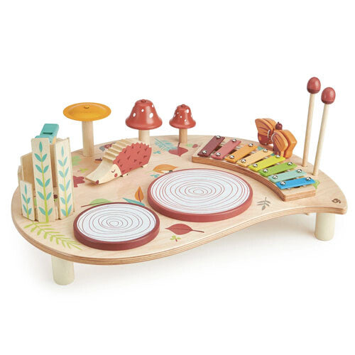 Tender Leaf Toys houten muziekspeelgoedtafel met bosdieren en instrumenten zoals een xylofoon en drums.