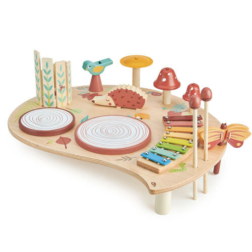 Tender Leaf Toys houten muziekspeelgoedtafel met bosdieren, een xylofoon, drums en paddenstoelen.