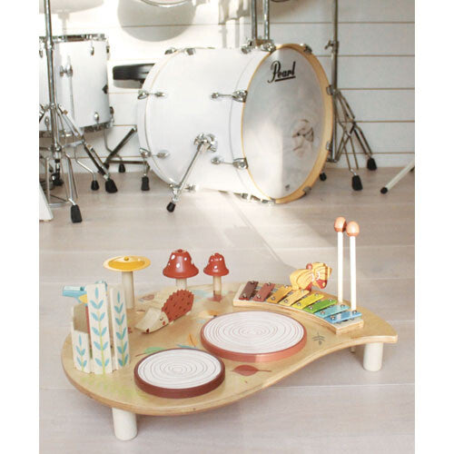 Tender Leaf Toys houten muziekspeelgoedtafel met bosdieren voor een grote drumkit.