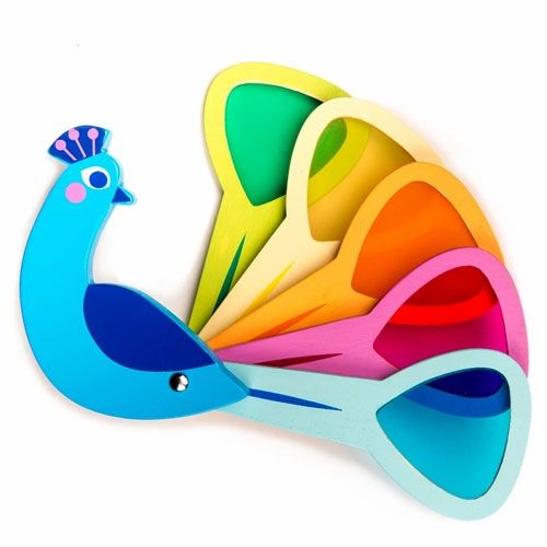 Tender Leaf Toys houten pauw visueel speelgoed met een waaier van gekleurde acryl staartveren.
