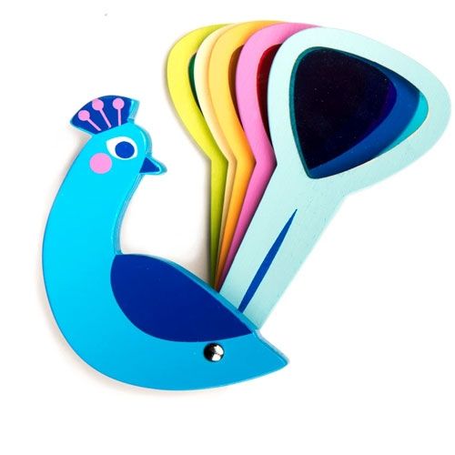 Tender Leaf Toys houten pauw visueel speelgoed met uitgespreide gekleurde acryl staartveren.