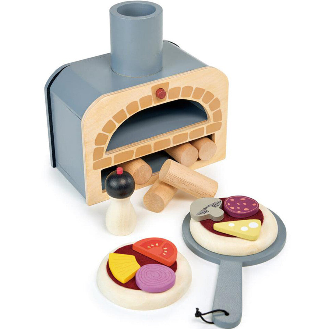 Tender Leaf Toys houten speelgoed pizza oven met twee pizza's, toppings en een pizzaschep.