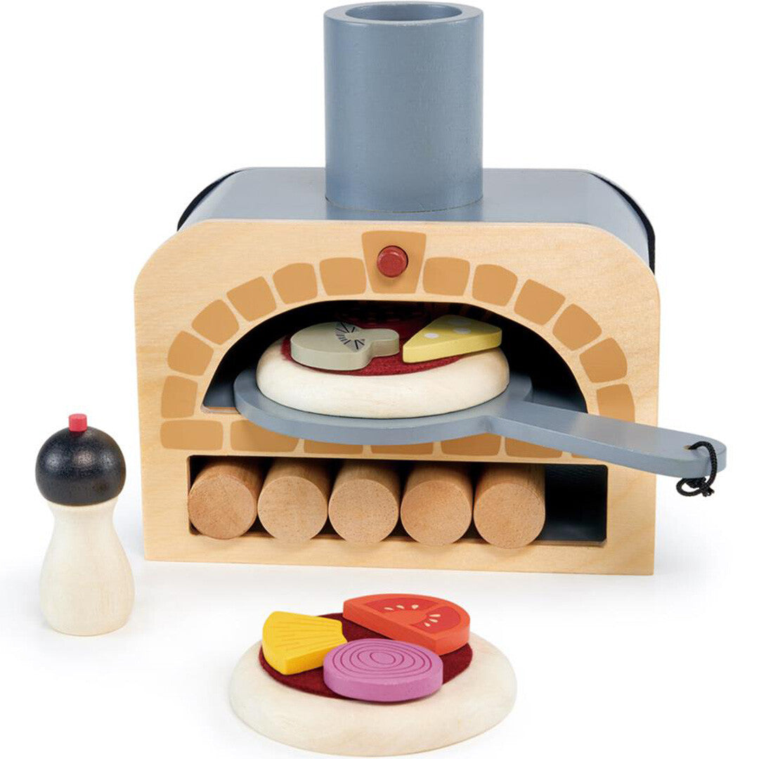Tender Leaf Toys houten speelgoed pizza oven met een pizza die in de oven wordt geschoven.