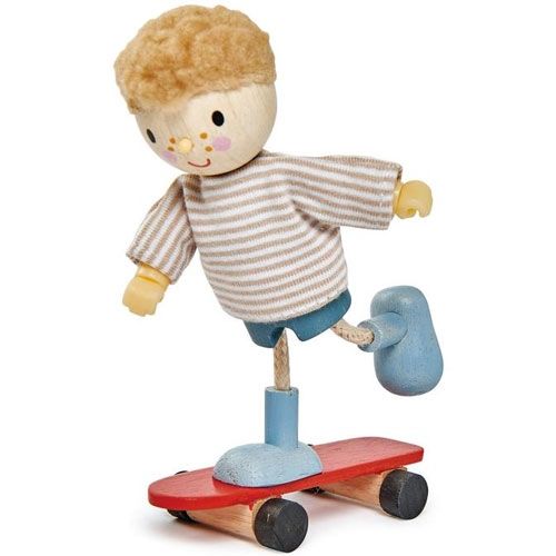 Tender Leaf Toys houten poppenhuispop Edward met gestreept shirt en blauwe broek, balancerend op een rood skateboard.