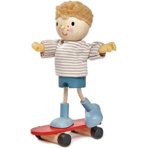 Tender Leaf Toys houten poppenhuispop Edward met gestreept shirt en blauwe broek, staand op een rood skateboard.