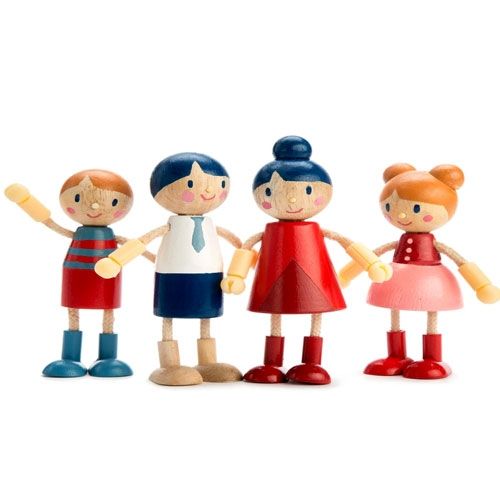 Tender Leaf Toys houten poppenhuispoppen familie van vier, hand in hand.