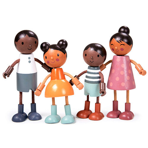 Tender Leaf Toys poppenhuispoppen van een familie met vier figuren, hand in hand.