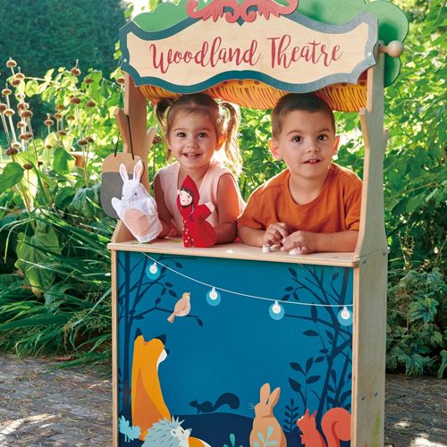 Twee kinderen spelen met de Tender Leaf Toys houten poppenkast in bosdieren thema, met handpoppen.