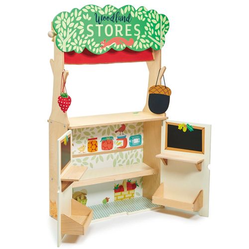 Het Tender Leaf Toys houten winkeltje, open met lege schappen en een krijtbord aan de zijkant.