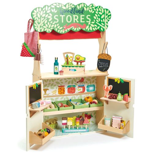 Het Tender Leaf Toys houten winkeltje, volledig open met diverse houten speelgoedproducten zoals fruit en ijsjes.