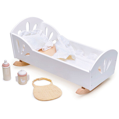 Tender Leaf Toys witte houten poppenwieg met beddengoed, fles, beker en slabbetje.